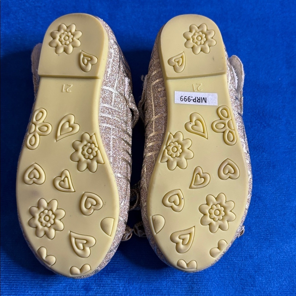 ⭐️ NWOT- Gold Glittery Kids Shoes- size 21 - Picture 6 of 8